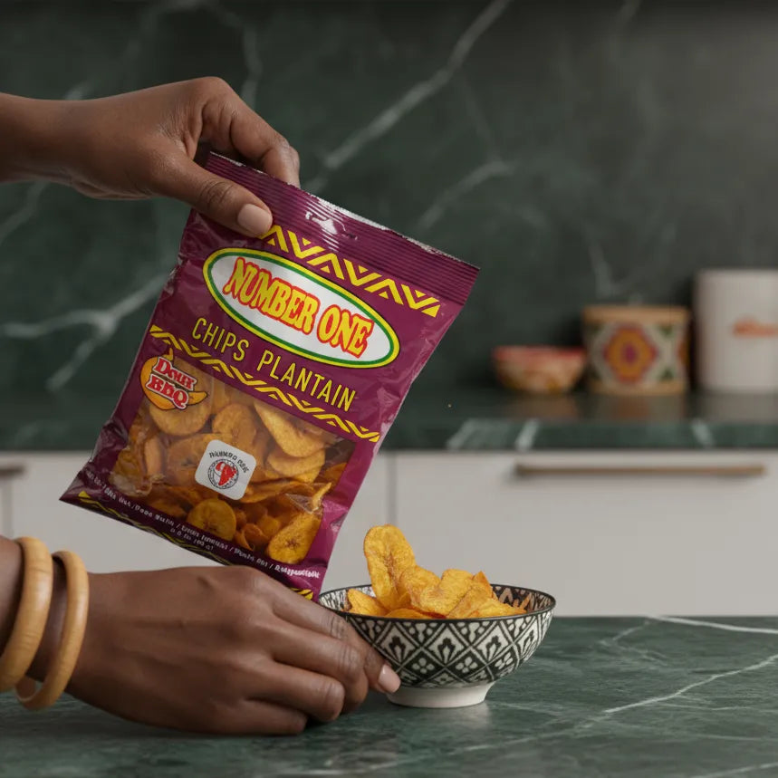 Versement de chips de plantain au BBQ N°1 dans un bol décoratif, parfait pour une pause gourmande et épicée.